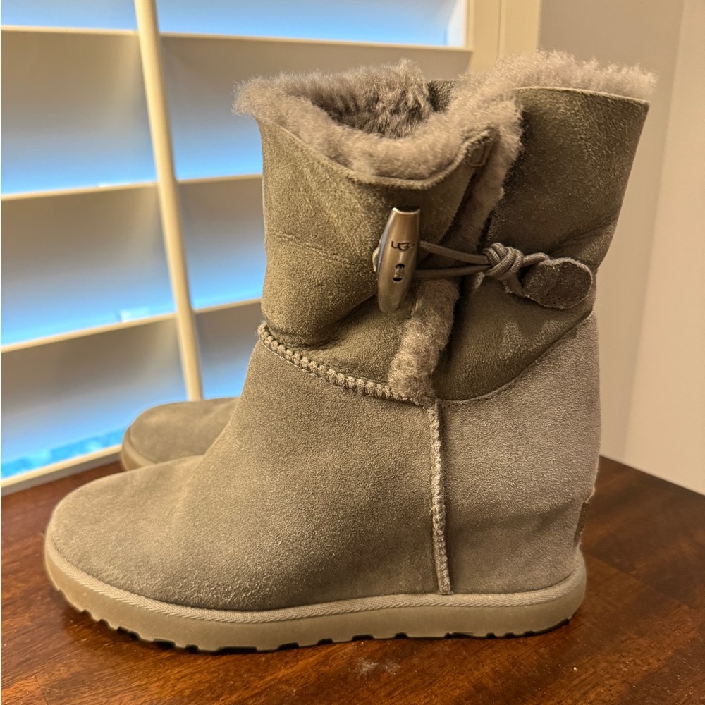 UGG wedge women’s boots with toggle button size 7